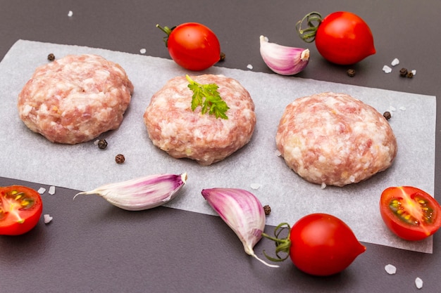 Chuletas de cerdo crudas con especias y verduras