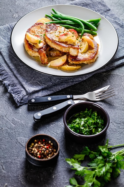 Chuletas de cerdo en salsa de crema de sidra de manzana en un plato