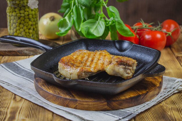 Chuletas de cerdo en una sartén