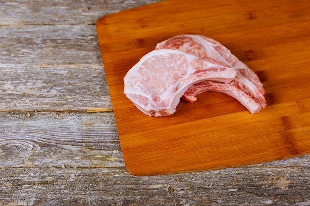 Chuletas de cerdo en una tabla de cortar. enfoque selectivo