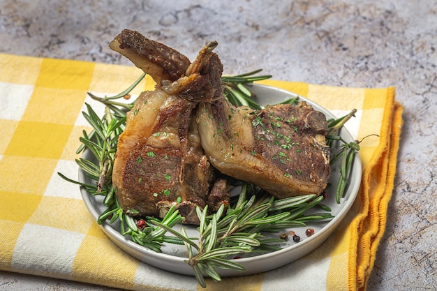 Chuletas de cordero ecológico a la parrilla caseras con romero y hierbas aromáticas