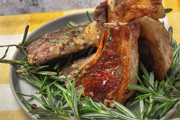 Chuletas de cordero ecológico a la parrilla caseras con romero y hierbas aromáticas