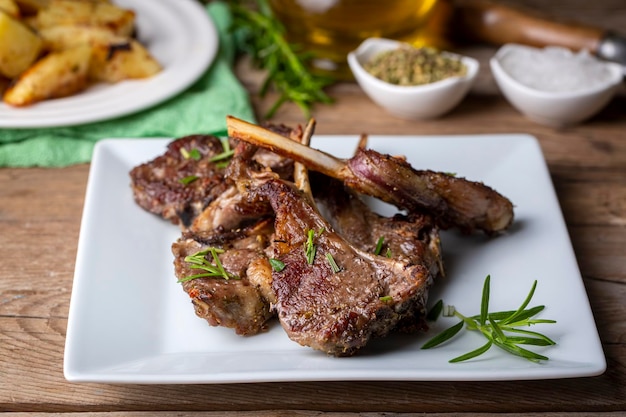 Chuletas de cordero a la parrilla en deliciosa vista, nombre turco; ízgara pírzola