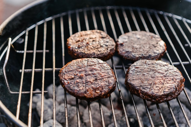 Chuletas crudiveganas cocinadas a la parrilla al aire libre Reemplazo de carne a base de plantas