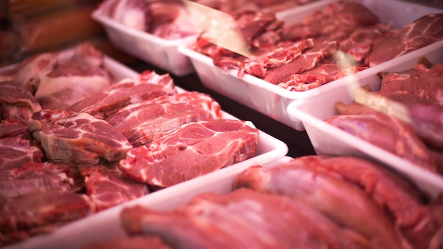 Chuletas de cerdo en la carniceria