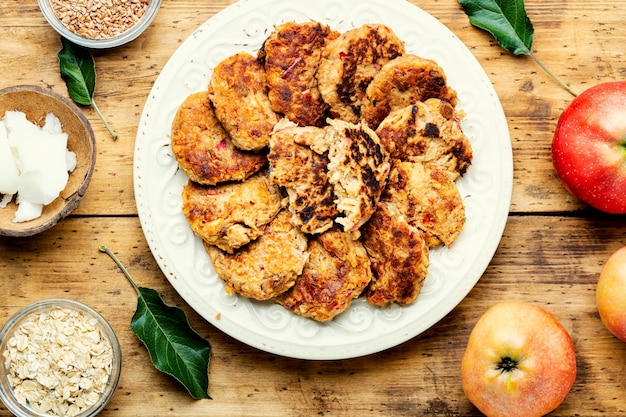 Chuletas dietéticas de avena y manzanas.