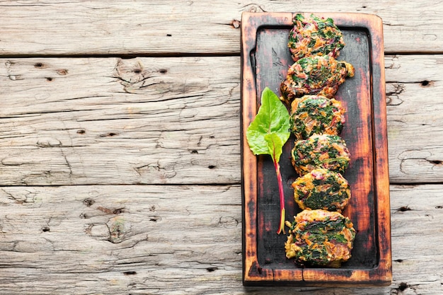 Chuletas dietéticas caseras hechas de acelgas frescas.Cocina vegetariana, buñuelo vegano. Copiar el espacio