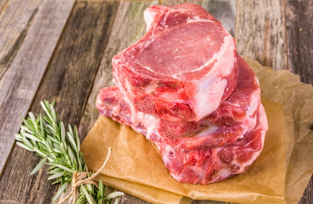 Chuletas de león de cerdo ecológico de corte grueso al romero.