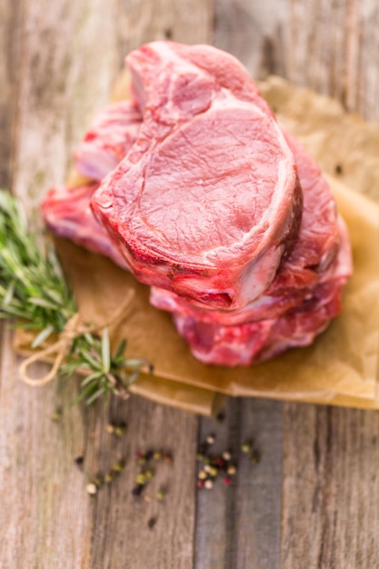 Chuletas de león de cerdo ecológico de corte grueso al romero.