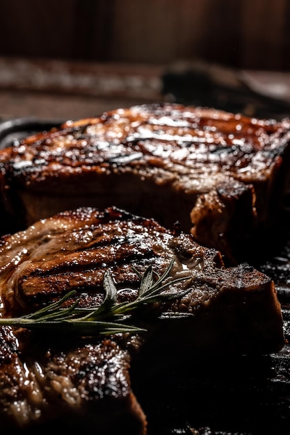 Chuletas de lomo de cerdo cocidas en una sartén con romero Fondo de recetas de comida Cerrar