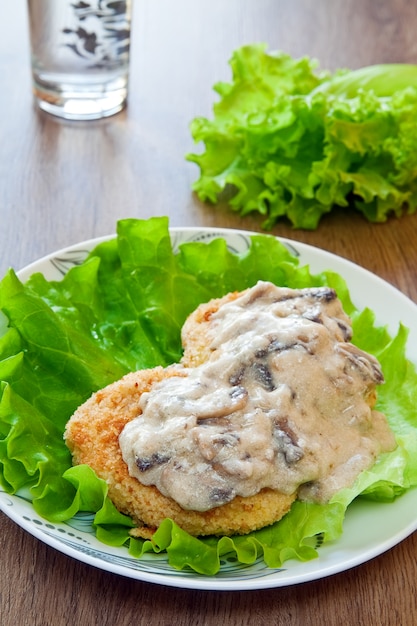 Chuletas de papa con salsa de champiñones