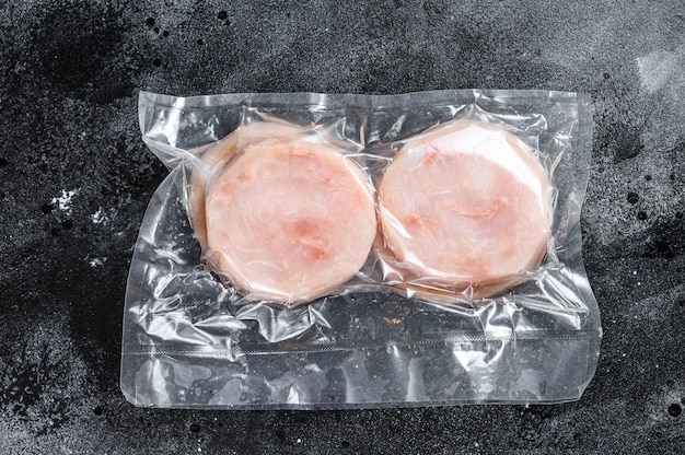 Chuletas de pescado de bacalao picado en un paquete al vacío. .