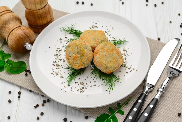 Chuletas de pollo al vapor con verduras