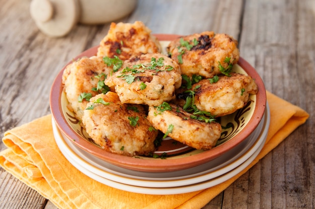 Chuletas De Pollo. Comida hecha en casa. Cocinar alimentos saludables. Tablero rústico.