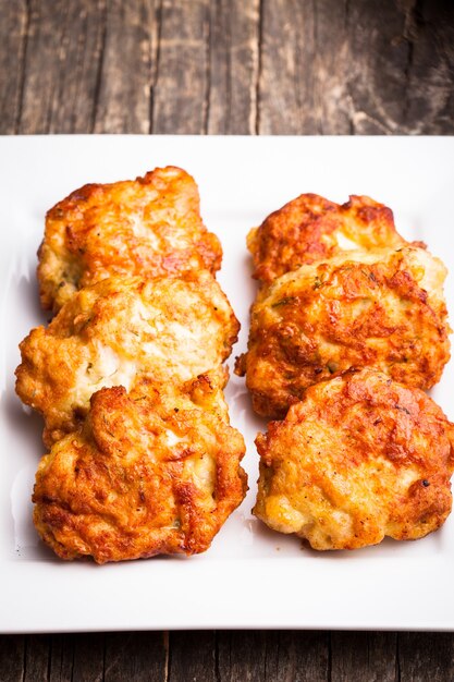 Chuletas de pollo con eneldo en un plato blanco sobre la mesa