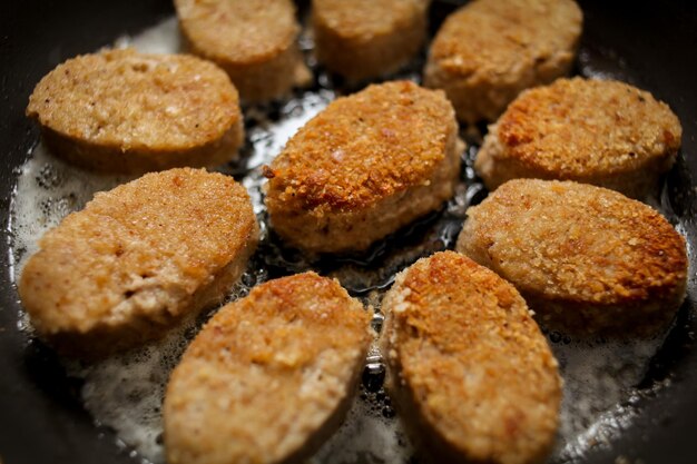 chuletas de pollo fritas en aceite de girasol en una sartén