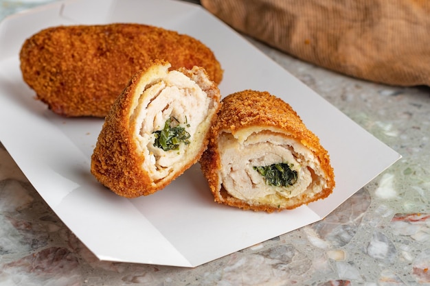 Chuletas De Pollo Kiev Empanizado Pechuga De Pollo Kiev Rellena De Mantequilla Ajo Y Hierbas