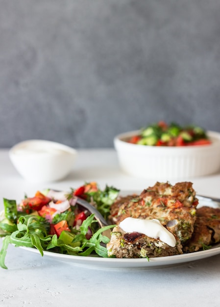 Chuletas de pollo o pavo con verduras y salsa en un plato. Deliciosas chuletas con ensalada.