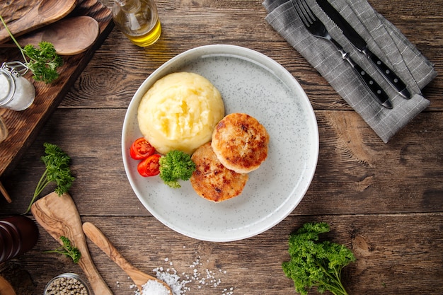 Chuletas de pollo con puré de patatas