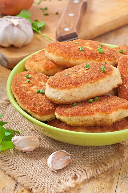 Chuletas de pollo en un recipiente de vidrio.