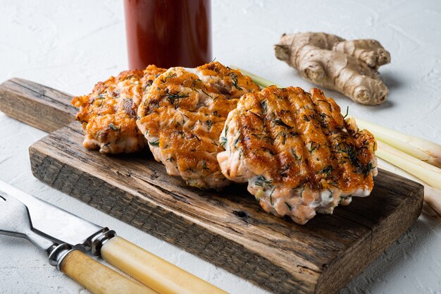 Chuletas de salmón asiático rápido a la parrilla