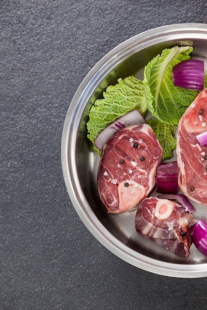 Chuletas de solomillo e ingredientes en sartén