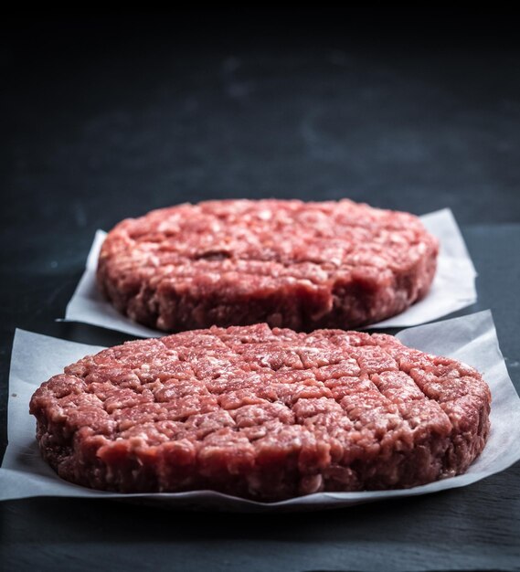 Chuletas de ternera cruda para hamburguesa