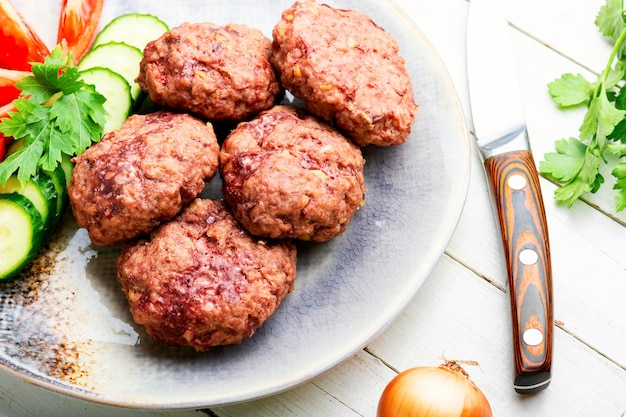 Chuletas de ternera dietética fresca. Albóndigas al vapor y verduras en rodajas