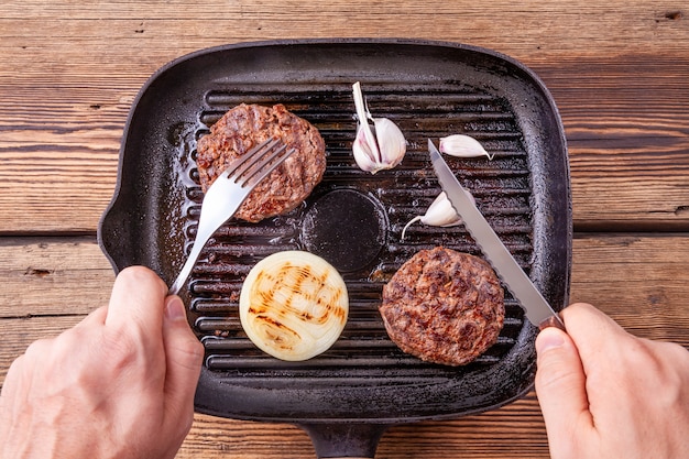 Chuletas de ternera hamburguesas fritas con cebolla y ajo