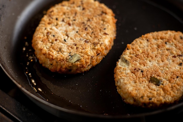 Las chuletas vegetarianas se fríen en una sartén Comida alternativa a la carne Chuletas de semillas de frijoles