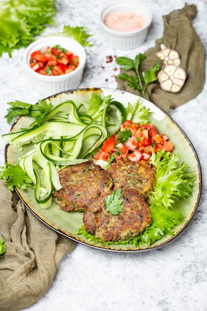 Chuletas vegetarianas de frijoles mungo y batata