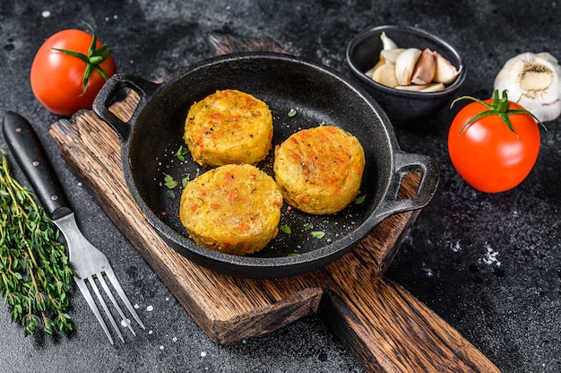 Chuletas de verduras al horno para hamburguesas veganas. Fondo oscuro. Vista superior.