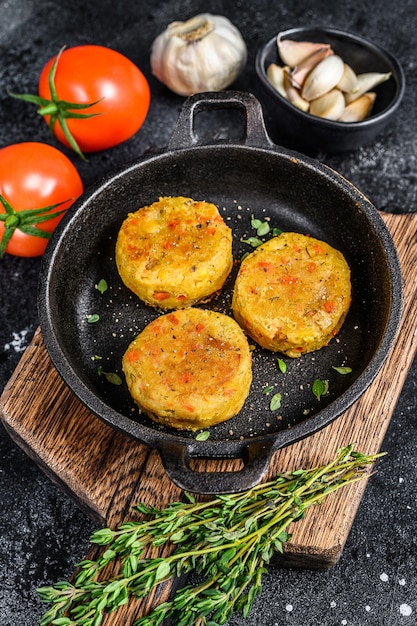 Chuletas de verduras al horno para hamburguesas veganas. Mesa oscura. Vista superior.