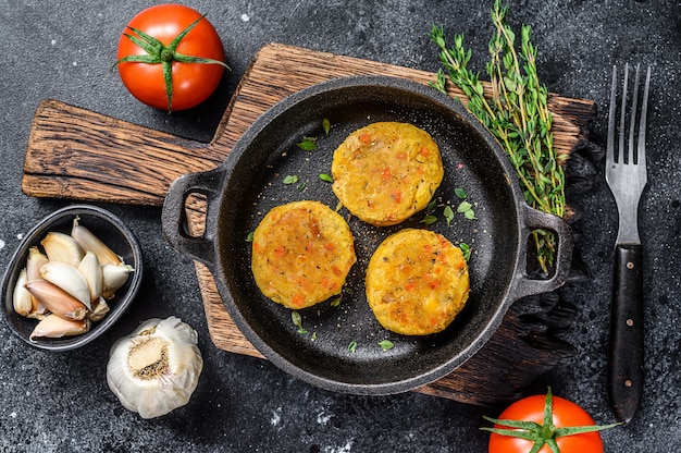 Chuletas de verduras al horno para hamburguesas veganas. Vista superior.