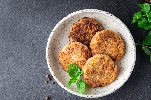 Chuletas de verduras, albóndigas de frijoles, legumbres, comida saludable, dieta, merienda en la mesa, espacio de copia