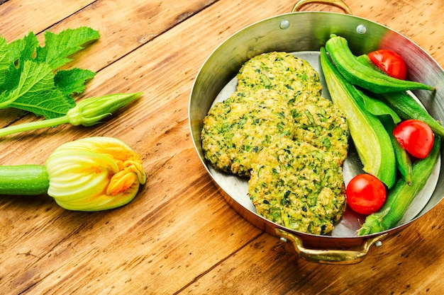 Chuletas de verduras en plato