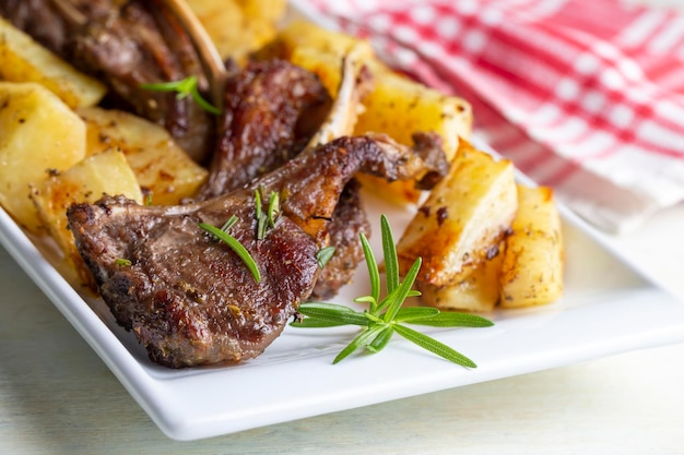 Chuletillas de cordero a la plancha y patatas a la vista deliciosa