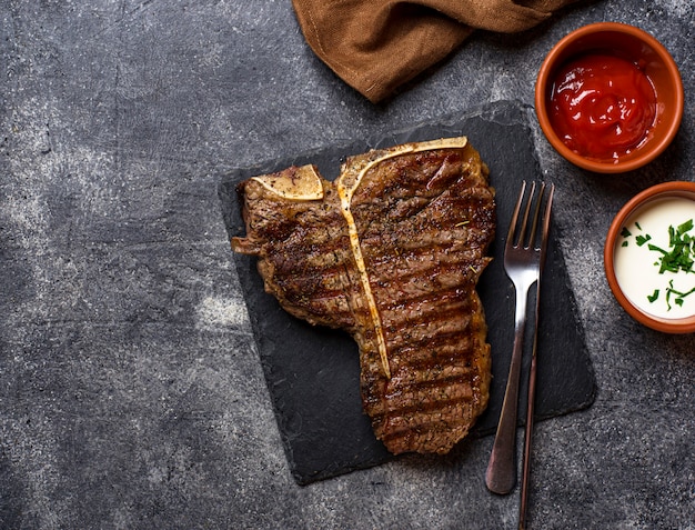 Chuletón de buey a la parrilla en la oscuridad