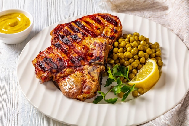 Chuletón de cerdo a la plancha con guisantes cocidos