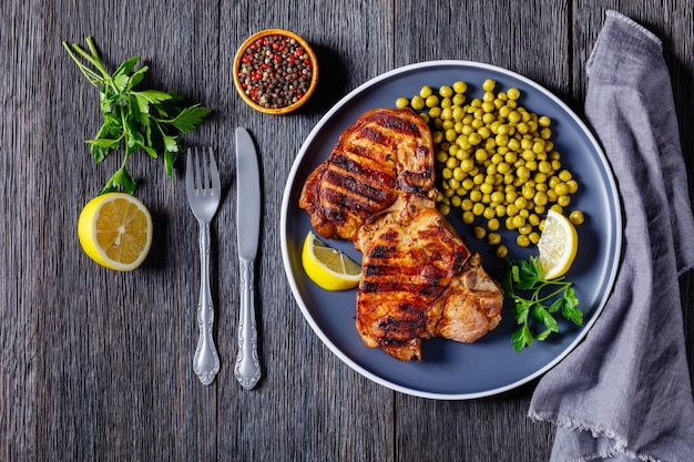 Chuletón de cerdo a la plancha con guisantes cocidos