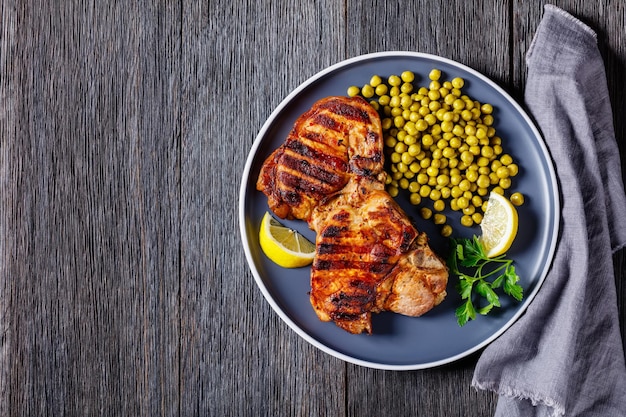 Chuletón de cerdo a la plancha con guisantes cocidos