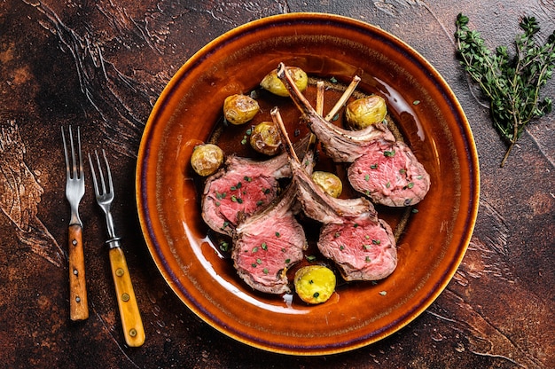 Chuletón de chuleta de cordero asado con patatas