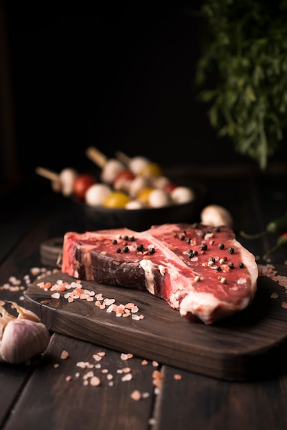 Foto chuletón crudo con sal y pimienta