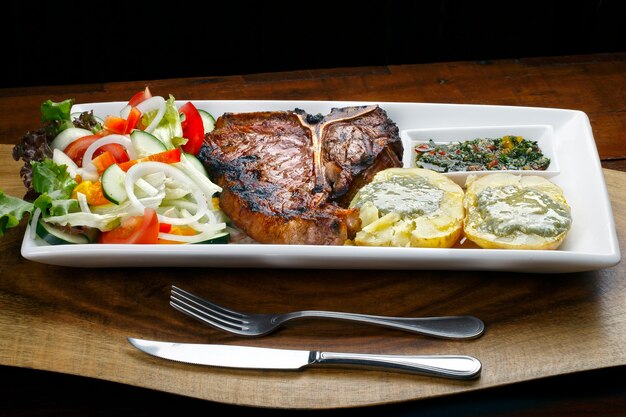 Chuletón con ensalada de patatas y verduras