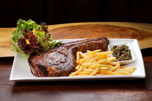 Chuletón con ensalada de patatas y verduras