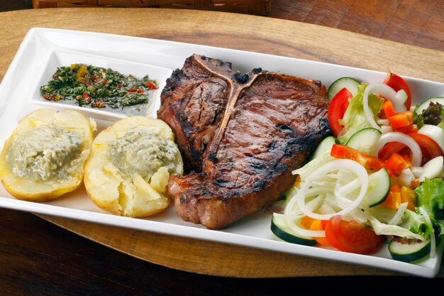 Chuletón a la plancha con ensalada y patatas