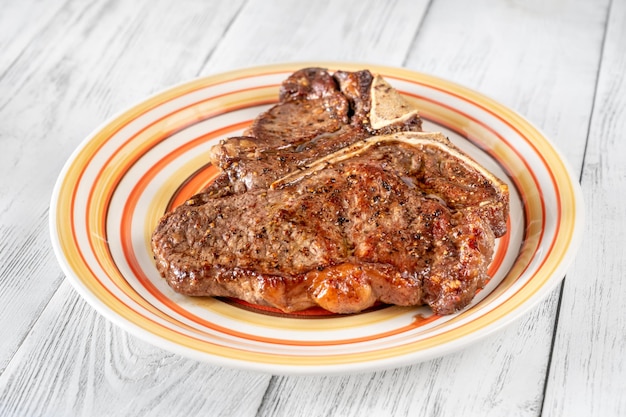 Chuletón a la plancha con pimienta en el plato