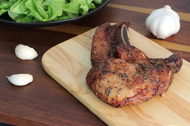 Chuletón a la plancha sobre tabla de cortar.