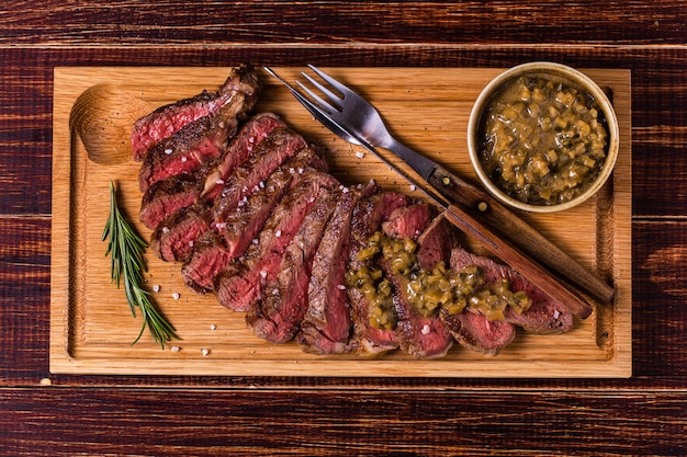 Chuletón de ternera y salsa de mostaza con pepinillos.