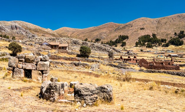 Chullpas de Molloco, torres funerarias en el lago Titicaca en Perú